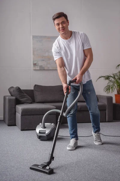 Homem Bonito Limpeza Sala Estar Com Aspirador — Fotografia de Stock