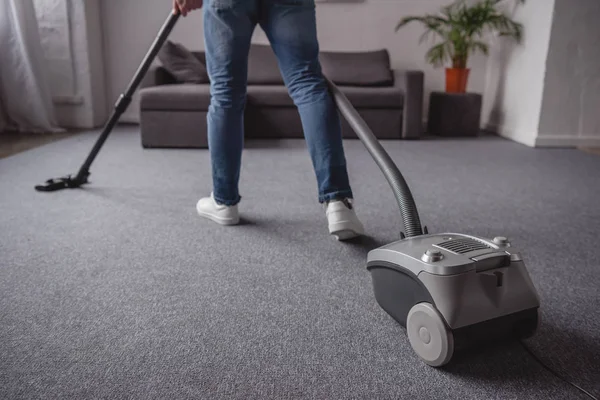 Oturma Odasında Elektrikli Süpürge Ile Halı Yıkama Adamın Resim Kırpılmış — Stok fotoğraf