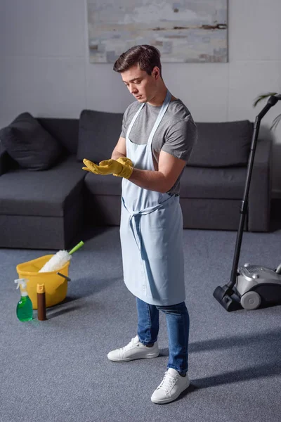 Homem Bonito Usando Luvas Borracha Para Limpeza Sala Estar — Fotografia de Stock