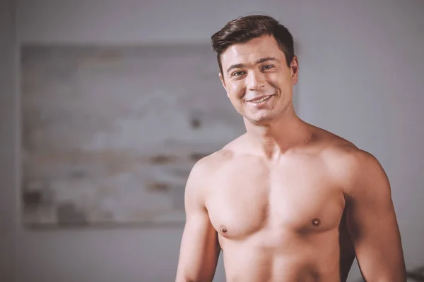 Sonriendo Seductor Hombre Desnudo Mirando Cámara — Foto de Stock