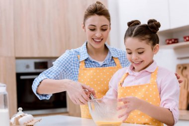 Anne ve kızı birlikte pasta hamur karıştırma