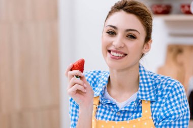 önlük çilek ile çekici genç kadın