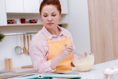 pasta için hamur karıştırma ve tarif kitabı okuma güzel Olgun kadın