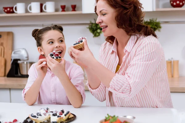 Lykkelig Bedstemor Lille Barnebarn Spiser Lækker Tærte Med Bær Køkkenet - Stock-foto