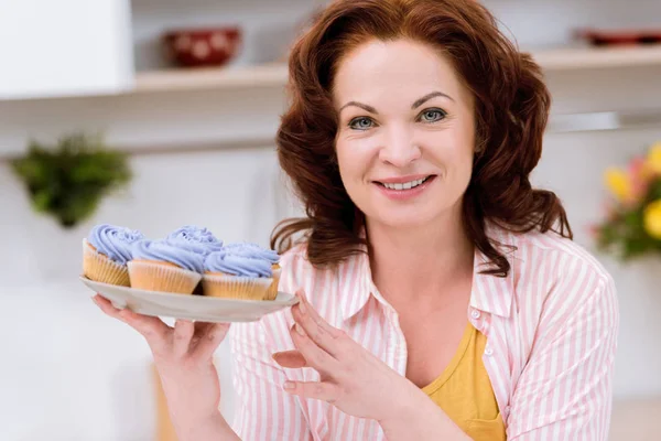 Närbild Porträtt Vacker Mogen Kvinna Med Platta Med Blueberry Muffins — Stockfoto