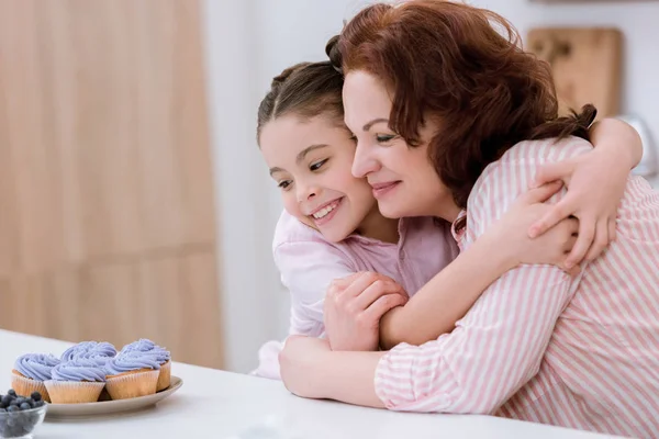 Omfavnelse Bestemor Barnebarn Som Ser Kremaktige Muffins – stockfoto