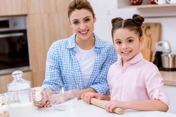 Mother Daughter Cooking Together Kitchen Looking Camera — Stock Photo, Image