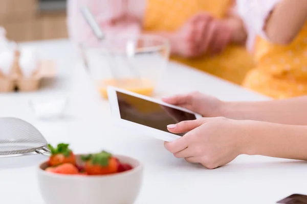 Frau Beim Kochen Mit Tisch Angeschossen — Stockfoto