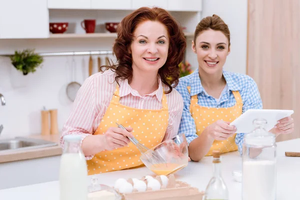 Beautiful Young Woman Her Mother Cooking Together Kitchen Using Tablet — Stock Photo, Image