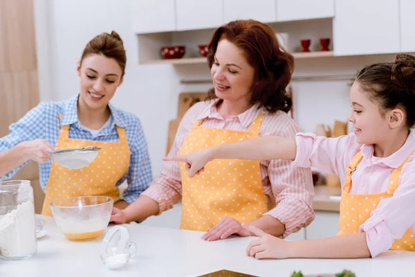 Tre Generazioni Donne Felici Che Preparano Impasto Insieme Cucina — Foto Stock