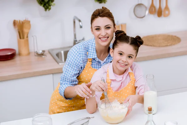 Madre Hija Mezclando Masa Para Pastelería Cocina — Foto de Stock