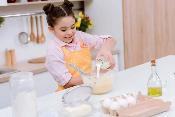 Fröhliches Kleines Kind Mixt Teig Für Gebäck — Stockfoto