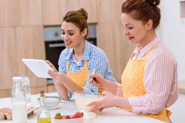 Young Woman Her Mother Cooking Together Kitchen Using Tablet — Free Stock Photo