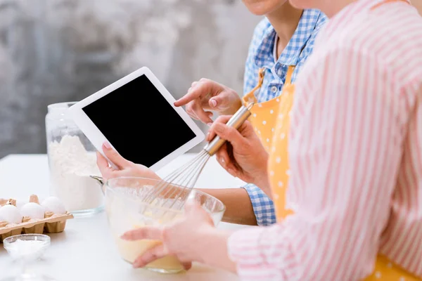 Potret Perempuan Menggunakan Tablet Bersama Dapur Saat Memasak — Stok Foto