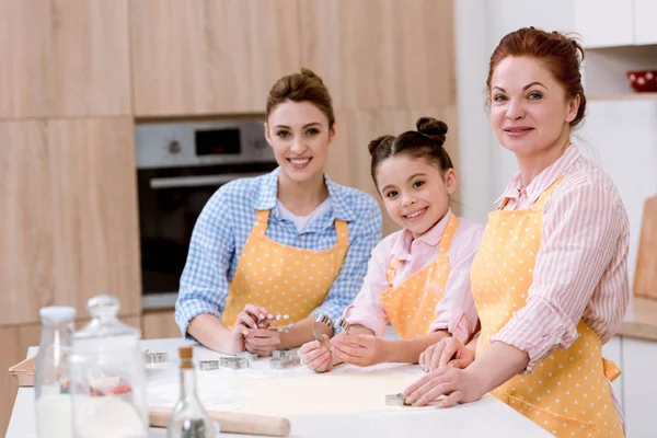 Tre Generazioni Donne Che Cucinano Insieme Cucina — Foto Stock