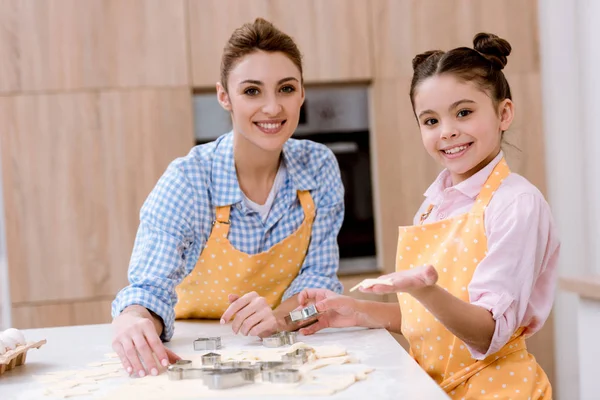 Mother Daughter Cutting Dough Cookies Together Kitchen — Free Stock Photo