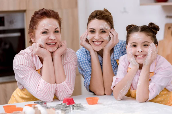 Tres Generaciones Mujeres Delantales Con Harina Las Caras Cocina Mirando — Foto de Stock