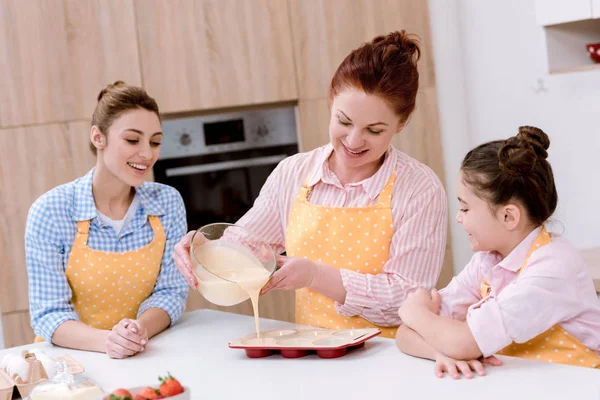 Drie Generaties Vrouwen Deeg Gieten Bakken Van Formulieren Voor Cupcakes — Stockfoto