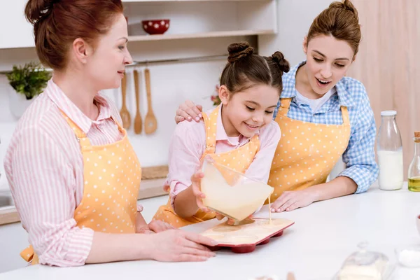 Três Gerações Mulheres Bonitas Derramando Massa Formas Cozimento Para Cupcakes — Fotografia de Stock