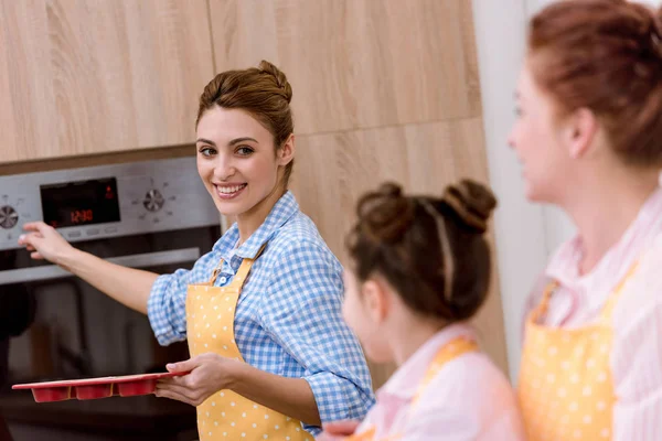 Três Gerações Mulheres Assando Pastelaria Juntos Cozinha — Fotografia de Stock