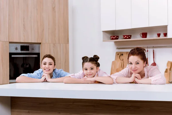 Tres Generaciones Mujeres Felices Apoyadas Mesa Cocina Mirando Cámara — Foto de stock gratis