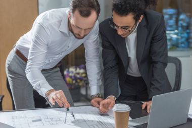 yakışıklı Mimarlar planları oluşturmak için pusula kullanarak