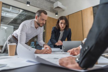 takım planları modern ofis binasında beyin fırtınası mimarlar