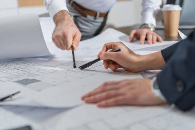 Bina planları ile birlikte ofiste çalışan Mimarlar kadeh kırpılmış