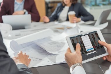 kırpılan atış mimar konferans yaparken tablet ekranında LinkedIn Web sitesi ile kullanma