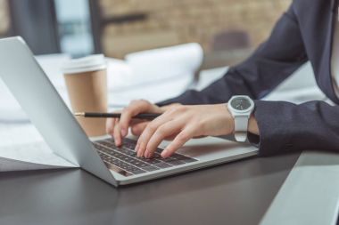 laptop ile çalışan kadın mimar kadeh kırpılmış