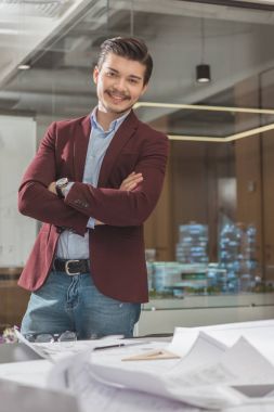 İşyeri ofis yakın çapraz kollu yakışıklı genç mimar