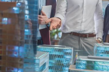 işadamı gösteren minyatür modeli modern şehir istemcilere kırpılmış atış