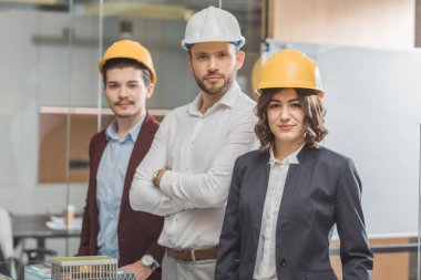takım başarılı Mimarlar minyatür şehir modeli önünde zor şapka