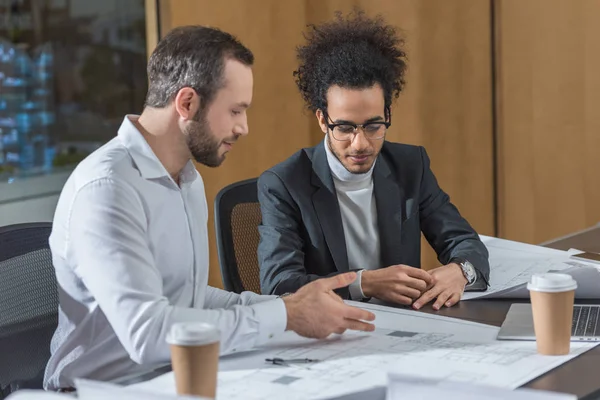 Arquitectos Exitosos Discutiendo Planes Construcción Oficina — Foto de Stock