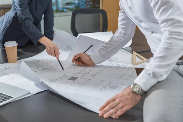 Schnappschuss Stilvoller Architekten Die Büro Gemeinsam Mit Bauplänen Arbeiten — Stockfoto