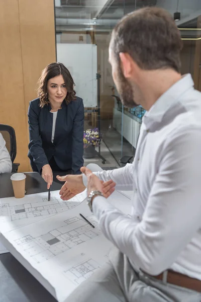 Equipo Arquitectos Exitosos Que Trabajan Juntos Con Los Planos Edificios — Foto de Stock