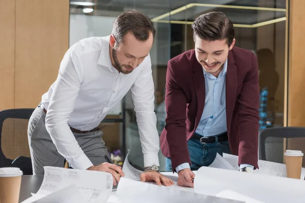 Arquitectos Felices Trabajando Con Planos Edificios Oficina — Foto de Stock