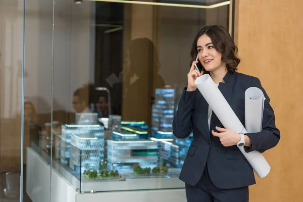 Schöne Junge Architektin Mit Gerollten Bauplänen Telefongespräch — Stockfoto