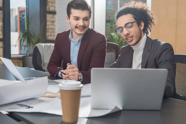 Jóvenes Arquitectos Guapos Trabajando Con Ordenador Portátil Juntos Oficina — Foto de stock gratis