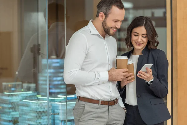 Colleagues Drinking Coffee Using Smartphone Together — Stock Photo, Image
