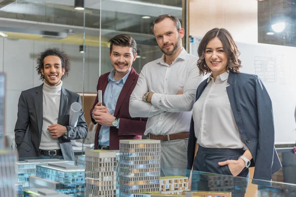 Gruppe Glücklicher Architekten Steht Neben Baumodellen Büro — Stockfoto