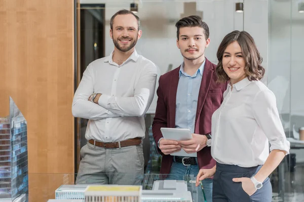 Zespół Architektów Poważne Pobliżu Miniaturowe Miasto Model Patrząc Kamery — Zdjęcie stockowe