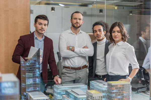 建物モデル事務所で隣に立っている建築家のグループ — ストック写真