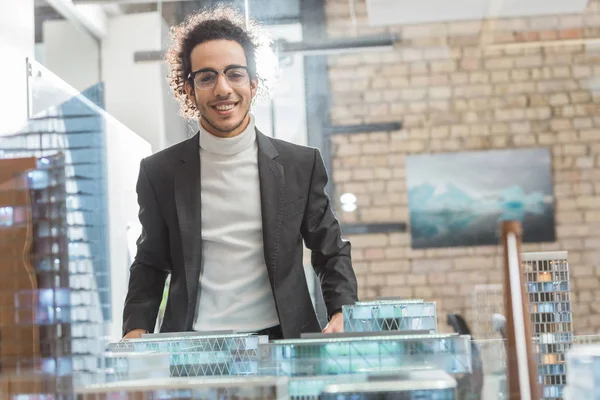 Feliz Jovem Arquiteto Terno Perto Edifícios Modelo Miniatura Escritório — Fotografia de Stock