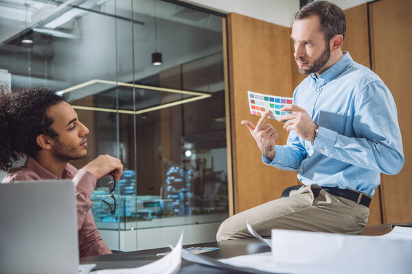 мозговой штурм дизайнеров, выбирающих цвета из палитры для проекта
