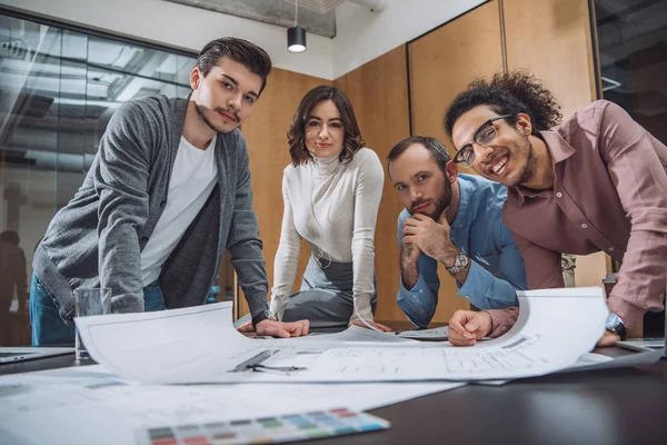 Groupe Architectes Succès Discuter Des Plans Regarder Caméra Bureau — Photo