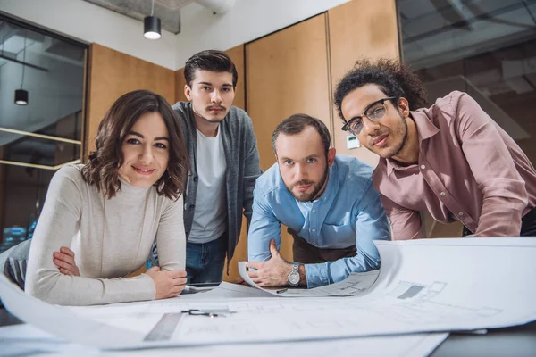 Grupo Arquitectos Exitosos Que Trabajan Juntos Los Planos Oficina — Foto de Stock