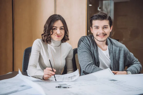 Jeunes Architectes Travaillant Ensemble Bureau Regardant Caméra — Photo