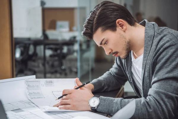 Hermoso Joven Arquitecto Dibujo Planos Edificios Oficina — Foto de Stock