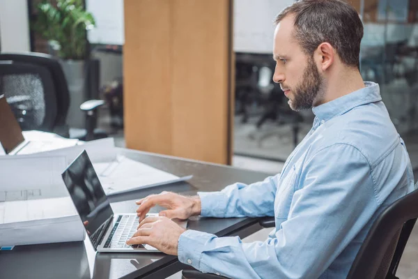 Bonito Arquiteto Focado Trabalhando Com Laptop Escritório — Fotografia de Stock